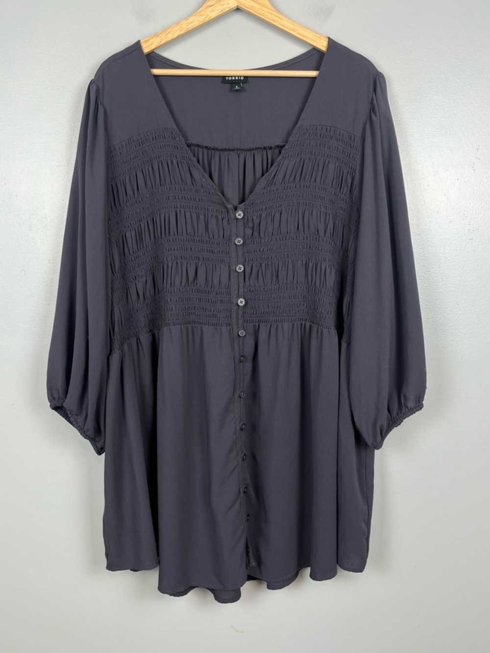 Torrid gray smocked detail button front 3/4 sleeve top, 4X.